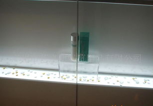 展柜批發零售一站式采購指南 廠家直銷價格、貨架選擇與化妝品展架搭配技巧